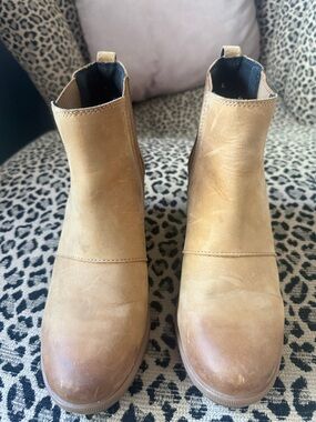 Sorel Tan Chelsea Ankle Boots with Pull Tabs